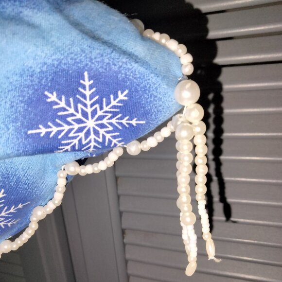 New Snowflake Print / Faux Pearl Beaded Pillow (A) - Picture 4 of 4